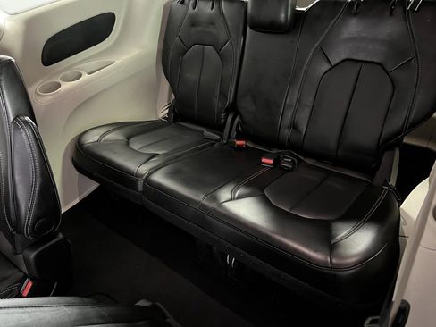 Used 2024 Chrysler Pacifica Touring-L image 27