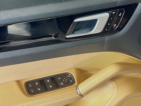 Used 2020 Porsche Cayenne AWD/4WD image 11