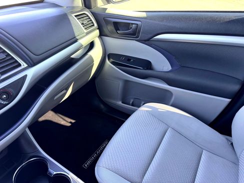 Used 2019 Toyota Highlander LE image 33