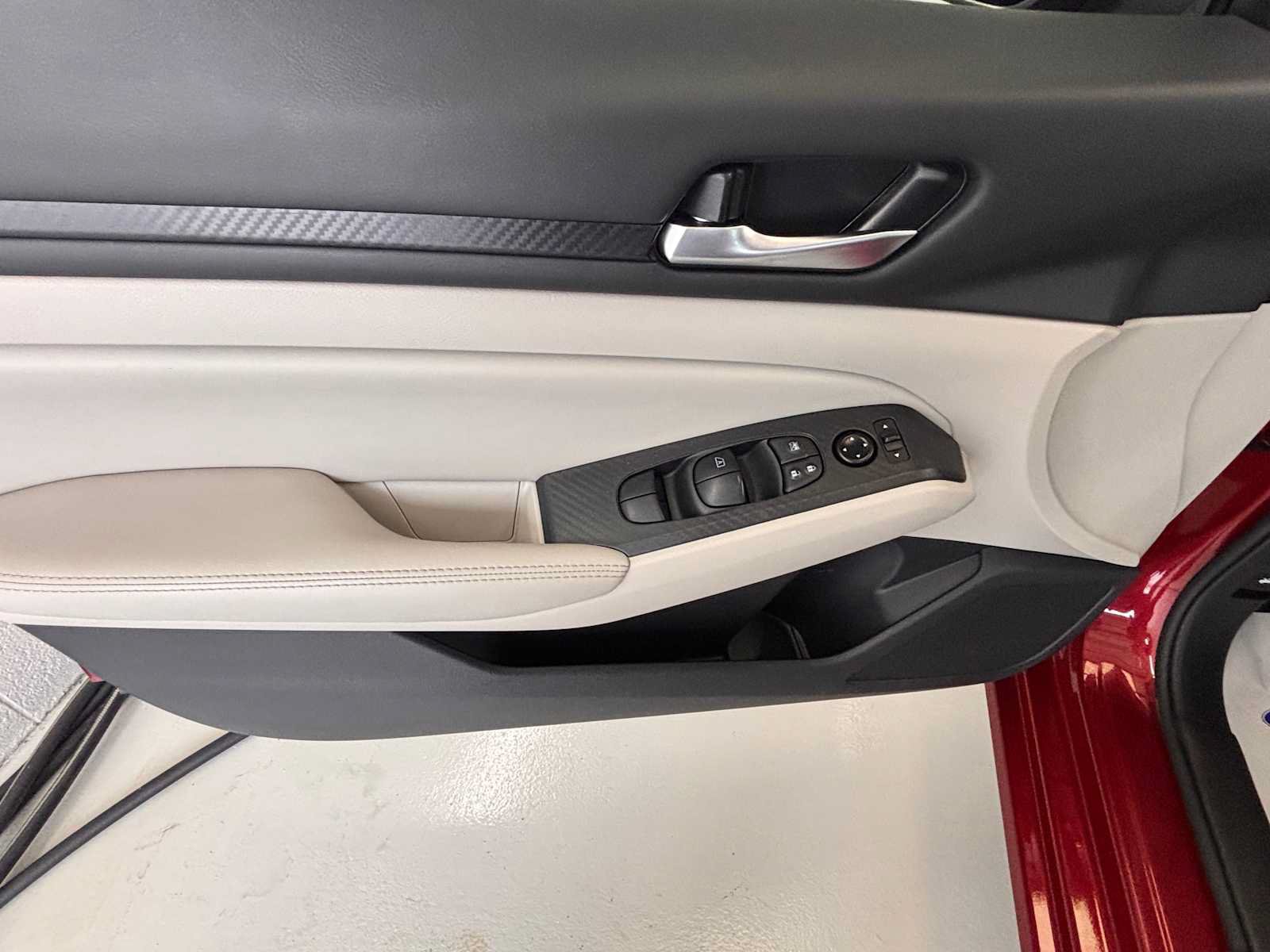 Used 2025 Nissan Altima 2.5 SV FWD image 12