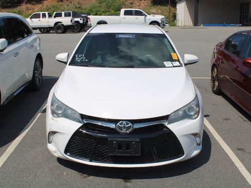 Used 2015 Toyota Camry SE FWD image 2