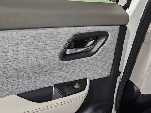 Used 2023 Nissan Rogue SV image 34