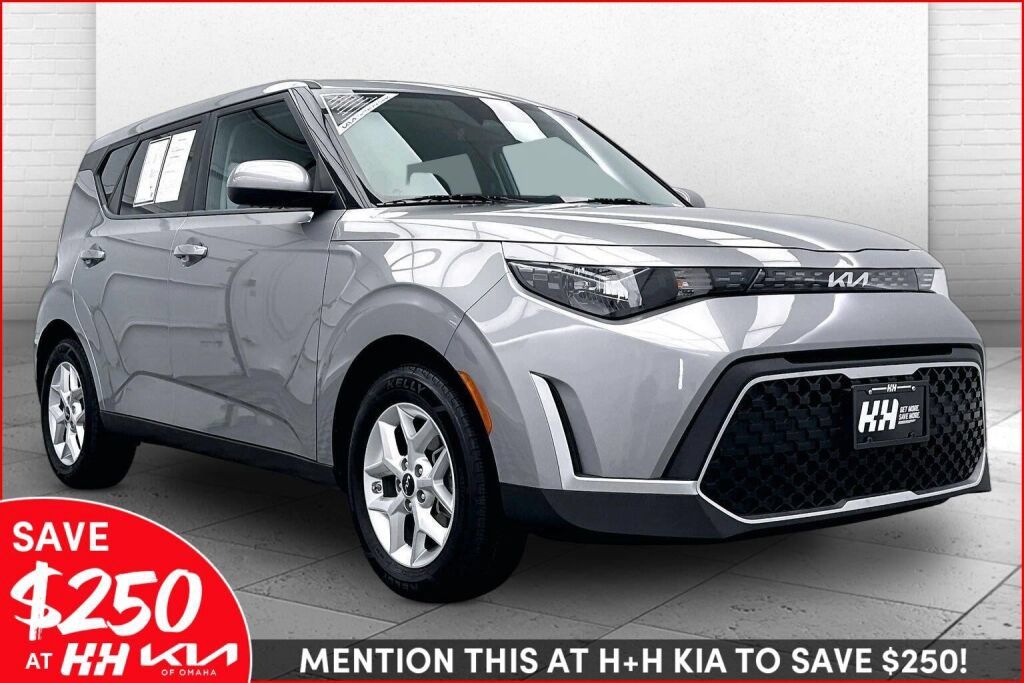 Used 2025 Kia Soul LX w/ LX Technology Package FWD image 1