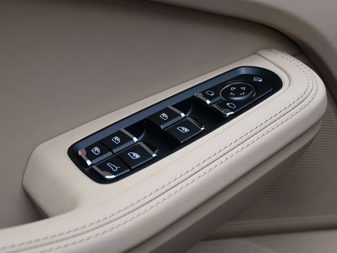 Certified 2026 Porsche Macan AWD/4WD image 15