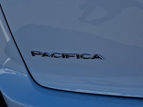 Used 2024 Chrysler Pacifica Limited FWD image 30