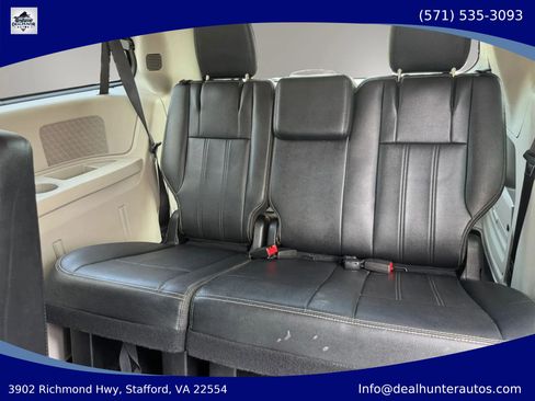 Used 2016 Chrysler Town & Country Touring FWD image 14