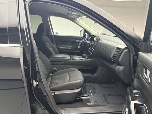 Used 2022 Nissan Pathfinder SV image 16