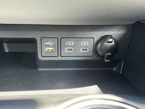 Used 2023 Toyota Highlander XLE image 25