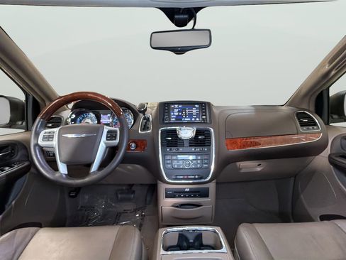 Used 2015 Chrysler Town & Country Limited Platinum FWD image 30