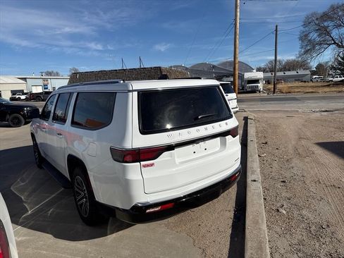 Used 2024 Jeep Wagoneer L Series II w/ HD Trailer Tow Package AWD/4WD image 4