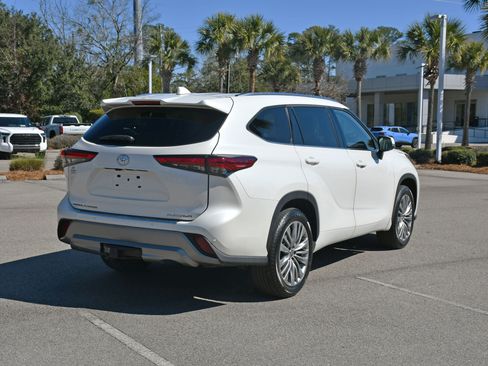 Used 2020 Toyota Highlander Platinum image 3