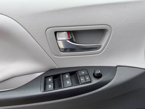 Used 2020 Toyota Sienna LE FWD image 5