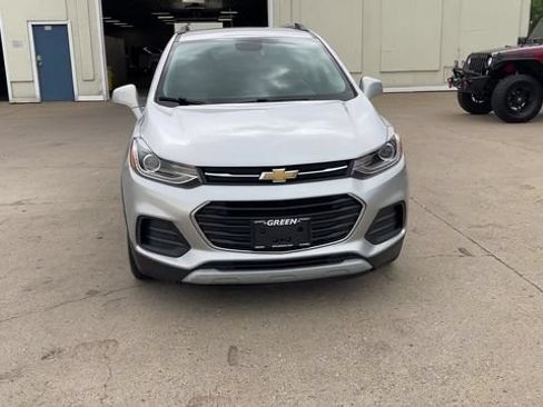 Used 2019 Chevrolet Trax LT w/ LT Convenience Package FWD image 3