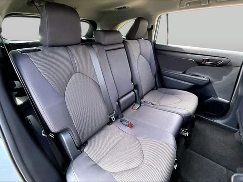 Used 2025 Toyota Highlander XLE FWD image 19