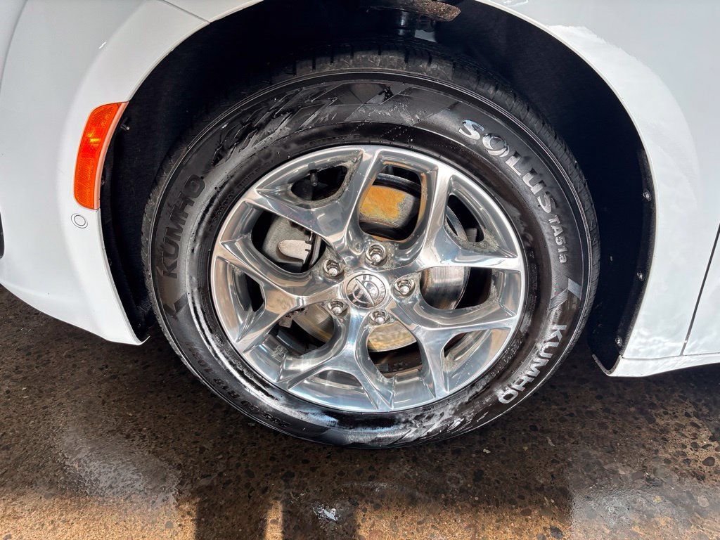 Used 2019 Chrysler Pacifica Limited FWD image 11