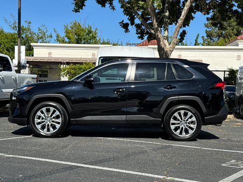 Used 2022 Toyota RAV4 XLE Premium FWD image 7