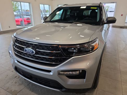 Used 2023 Ford Explorer XLT w/ Equipment Group 202A AWD/4WD image 2