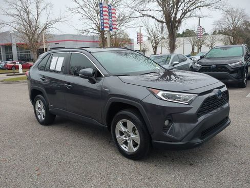 Used 2021 Toyota RAV4 XLE w/ Convenience Package image 3