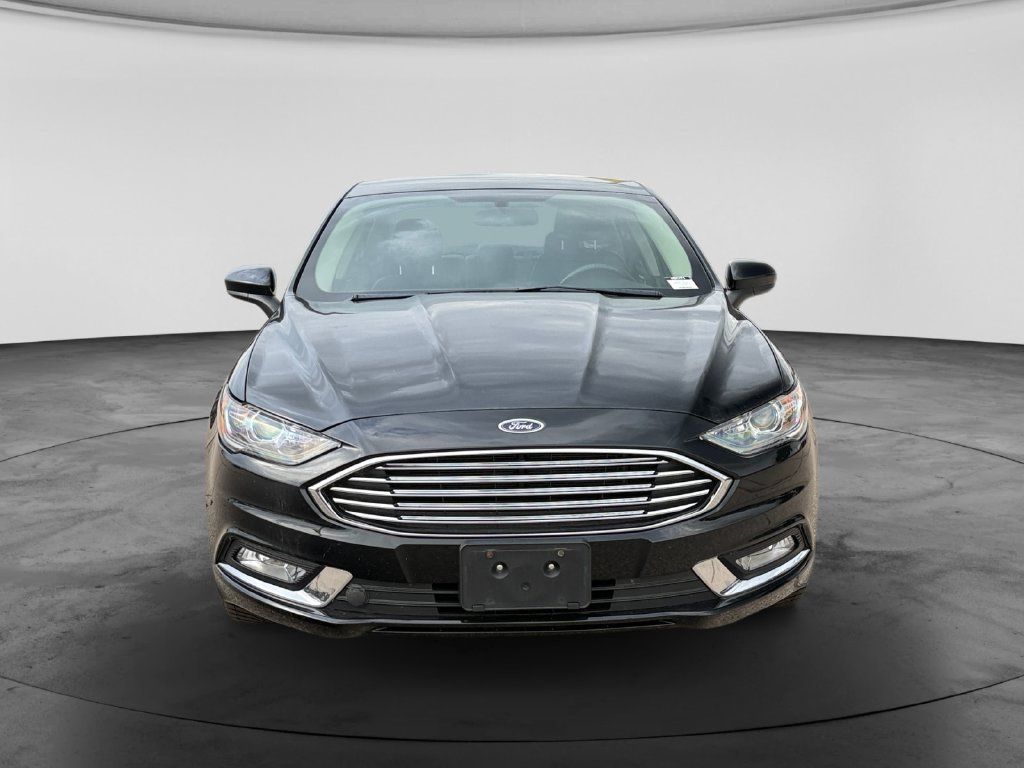 Used 2018 Ford Fusion SE w/ Equipment Group 201A FWD image 2