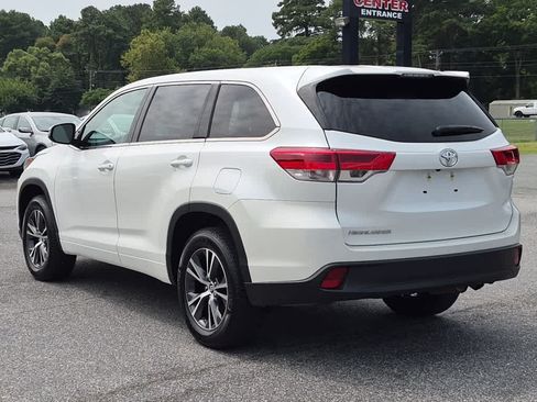 Used 2017 Toyota Highlander LE FWD image 6