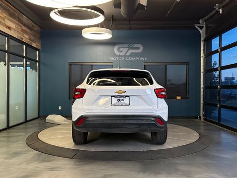 Used 2025 Chevrolet Trax LS w/ LS Convenience Package FWD image 4