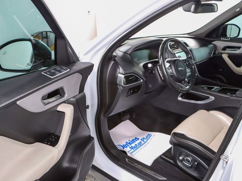 Used 2018 Jaguar F-PACE R-Sport image 3