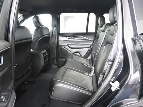 Used 2023 Jeep Grand Cherokee Altitude AWD/4WD image 17