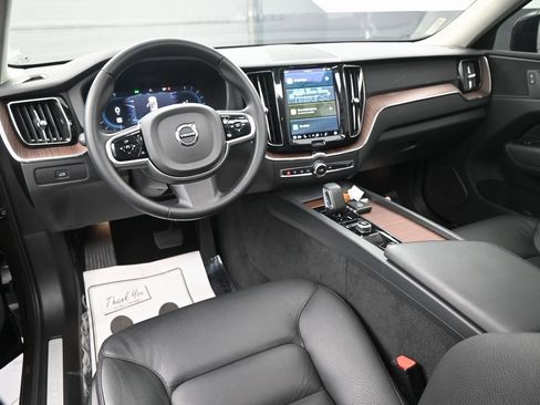 Used 2023 Volvo XC60 B5 Plus image 14