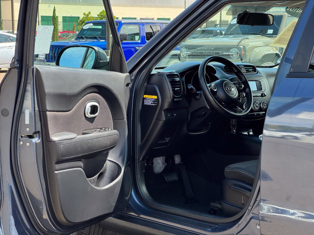 Used 2016 Kia Soul + FWD image 8