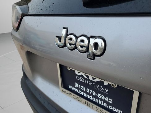 Used 2020 Jeep Cherokee Limited image 29