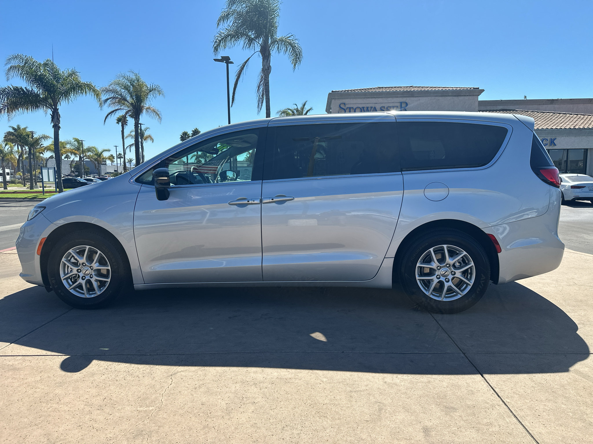 Used 2024 Chrysler Pacifica Touring-L FWD image 8