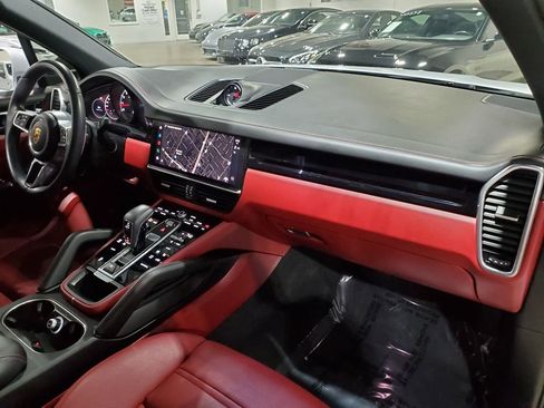 Used 2022 Porsche Cayenne image 15