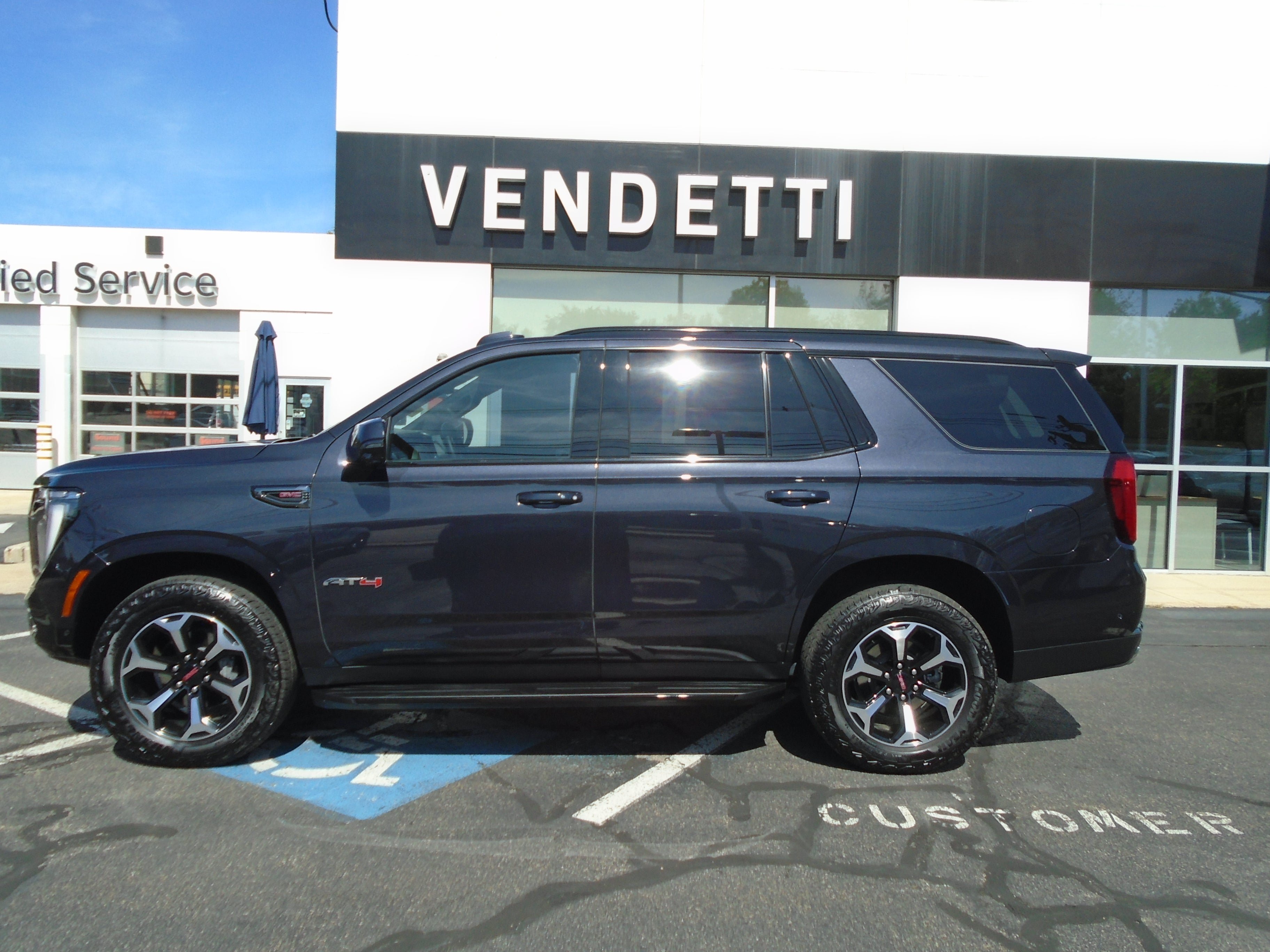 Used 2025 GMC Yukon AT4 AWD/4WD image 9