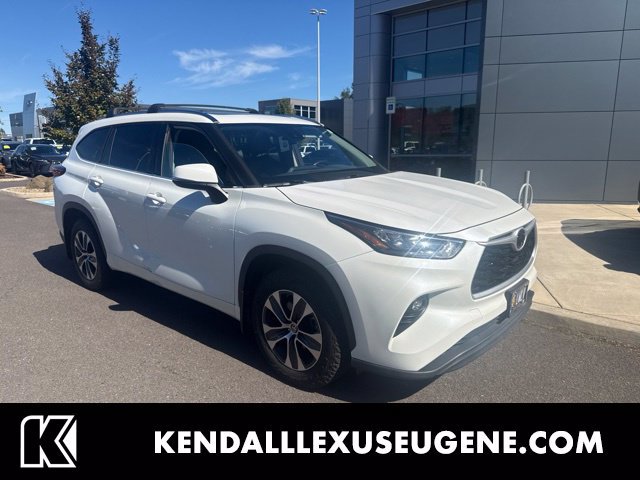Used 2020 Toyota Highlander XLE AWD/4WD image 1