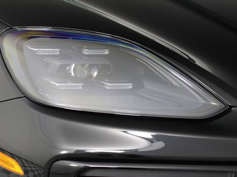 Certified 2025 Porsche Cayenne image 28