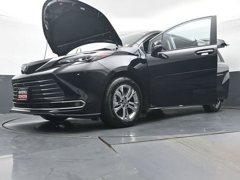 Certified 2024 Toyota Sienna Platinum image 56
