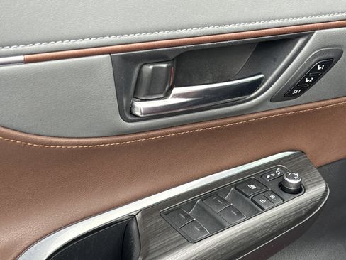 Used 2021 Toyota Venza XLE image 15