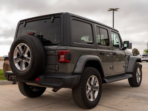Used 2020 Jeep Wrangler Unlimited Sahara w/ Uconnect 4C Nav & Sound Group AWD/4WD image 4