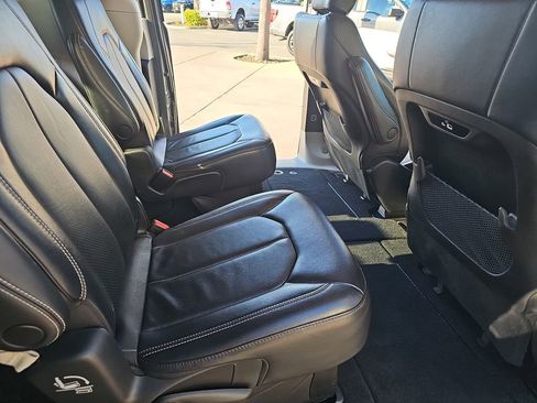 Used 2022 Chrysler Pacifica Touring-L image 12