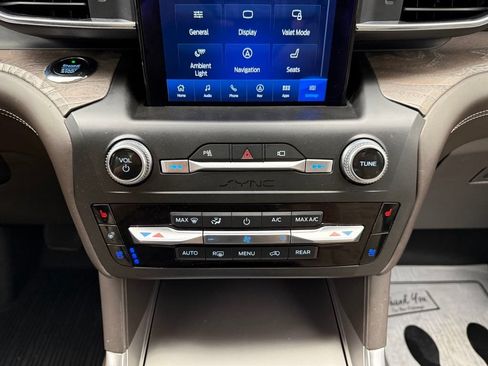 Used 2020 Ford Explorer Platinum w/ Premium Technology Package AWD/4WD image 5