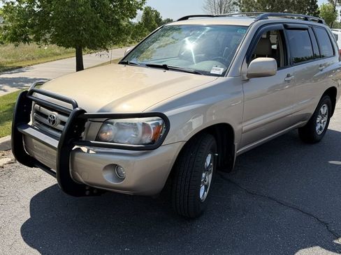 Used 2006 Toyota Highlander 4WD V6 w/ 3rd Row image 2