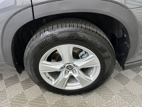 Used 2024 Toyota Highlander LE FWD image 22
