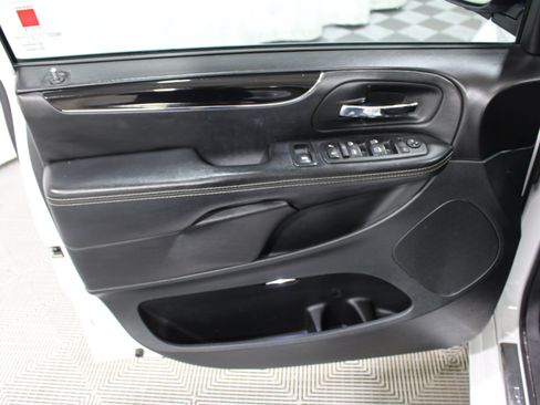 Used 2017 Dodge Grand Caravan SE FWD image 5