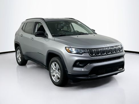 Used 2022 Jeep Compass Latitude AWD/4WD image 3