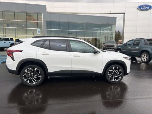 Used 2025 Chevrolet Trax RS w/ Driver Confidence Package image 4