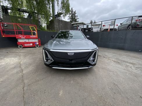 Used 2024 Cadillac Lyriq Luxury w/ LPO, Floor Liner Package AWD/4WD image 9