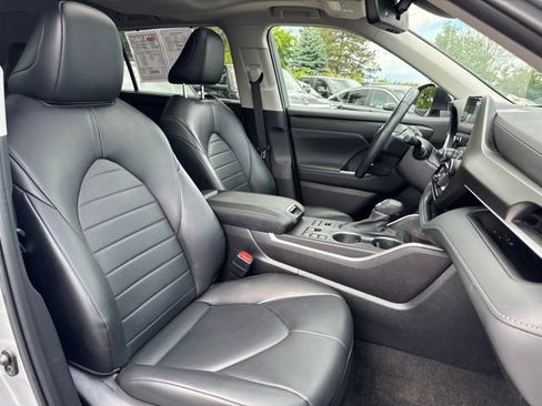 Used 2023 Toyota Highlander XLE AWD/4WD image 31