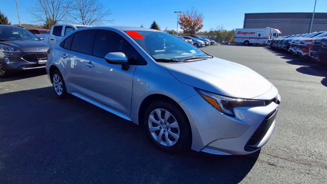 Used 2026 Toyota Corolla LE FWD image 2