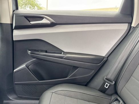 Used 2022 Volkswagen Taos SE w/ Panoramic Sunroof Package FWD image 16