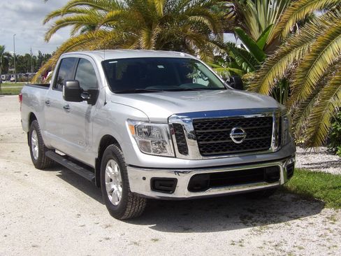 Used 2018 Nissan Titan SV w/ SV Convenience Package image 11
